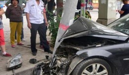 女子爆料丈夫奔驰车祸视频,惊人真相曝光